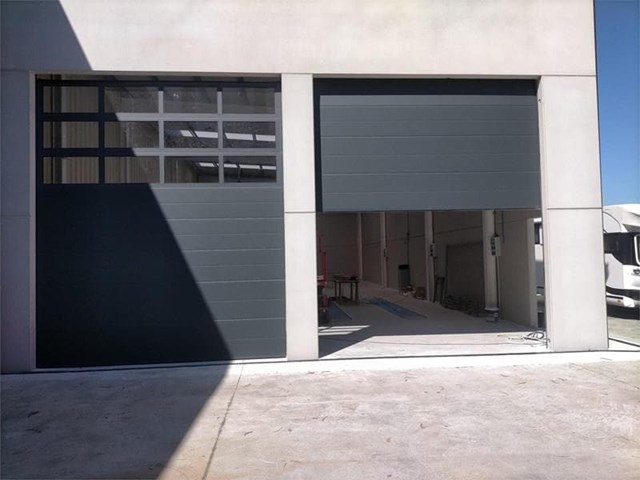 10 señales de que necesitas cambiar tu puerta de garaje actual