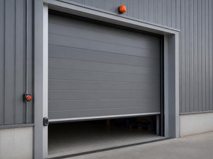 6 elementos de seguridad que no pueden faltar en una puerta de nave industrial