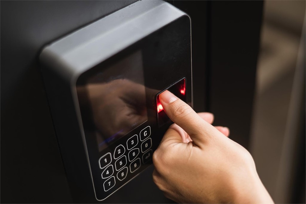 Cómo la automatización de accesos puede reducir los costes operativos en empresas