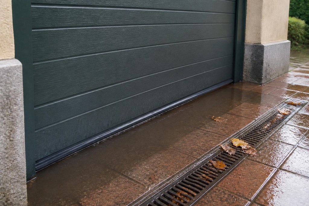 ¿Por qué entra agua por debajo de la puerta del garaje?