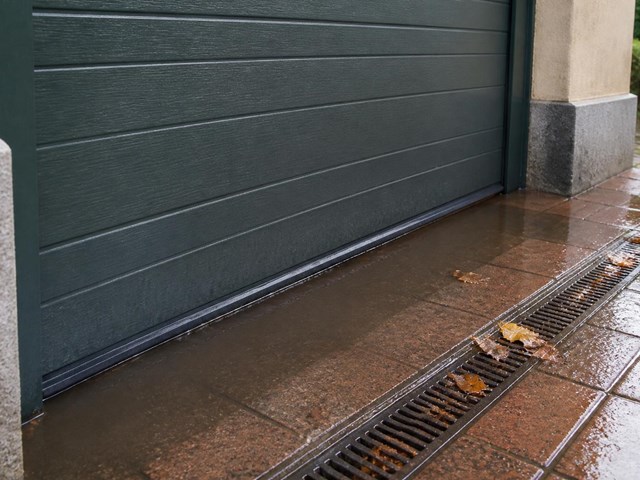 ¿Por qué entra agua por debajo de la puerta del garaje?