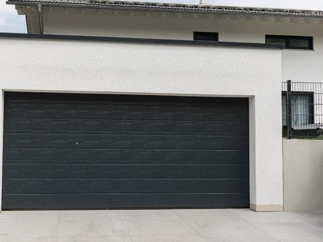 Puertas de garaje enrollables vs. puertas basculantes: ¿cuál elegir?