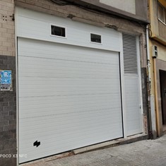  SECCIONAL + PEATONAL ALUMINIO BLANCO